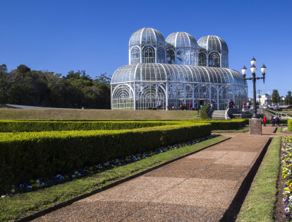 3-	Curitiba, en Brasil, es una ciudad ideal para quienes gustan de actividades relacionadas con la caminata, pues sus senderos generalmente están ocupados por coloridas flores y estanques naturales. Sus 3 lugares icónicos son el Jardín Botánico, el Museo Oscar Niemeyer y la Ópera de Alambre.