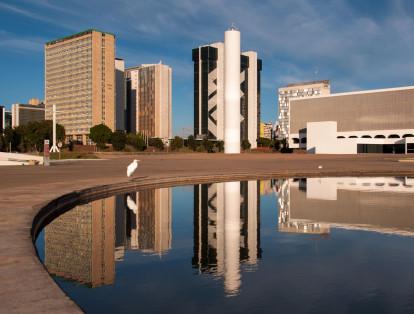 2-	Las modernas construcciones de Brasilia, capital de Brasil, hacen de esta ciudad un destino turístico apetecible. Sus atractivos arquitectónicos, responden también a otros intereses de turismo como los museos y bibliotecas, que enriquecen los factores culturales de este destino.