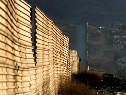 Se espera que el mandatario llegue a San Diego en la tarde, para dirigirse a la localidad de Otay Mesa, al sur, donde se exponen los ocho prototipos del muro que quiere construir sobre unos 3.000 kilómetros de la frontera con México.