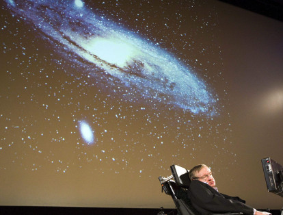 Hawking trabajó en las leyes básicas que gobiernan el universo. Junto con Roger Penrose mostró que la teoría general de la relatividad de Einstein implica que el espacio y el tiempo han de tener un principio en el big bang y un final dentro de agujeros negros.