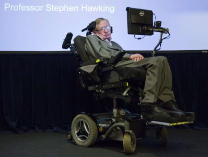 Hawking padecía una enfermedad motoneuronal relacionada con la esclerosis lateral amiotrófica (ELA) que fue agravando su estado con el paso de los años, hasta dejarlo casi completamente paralizado5 y le forzó a comunicarse a través de un aparato generador de voz.
