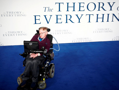 En 2014, se lanzó la  película ‘La teoría del todo’, basada en ‘Travelling to Infinity: My life with Stephen’, las memorias de Jane Hawking, exesposa del físico, en donde narra la evolución de la enfermedad de Hawking. Este film fue nominado a cinco premios Óscar.