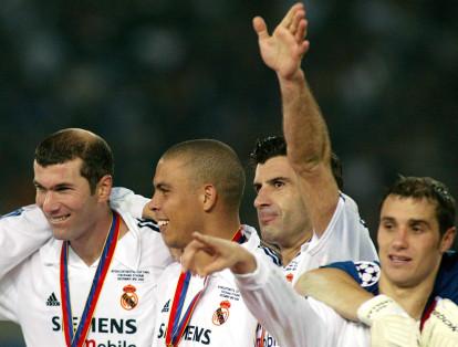 La época en la que el Real Madrid estuvo bajo la presidencia del empresario español Florentino Pérez, desde el 2000, fue conocida como la Era Galáctica. Esto, por la cantidad de contrataciones de grandes futbolistas de todo el mundo como Figo, Zidane, Ronaldo y Beckham, quienes además fueron responsables de varios años de victorias indiscutibles para el equipo merengue. No obstante,el 8 de marzo de 2006, durante un partido de la Champions el Madrid empató con el Arsenal lo que significó la eliminación de los españoles de este campeonato.​