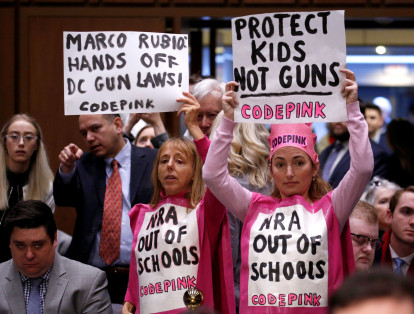 En Parkland, Florida, manifestantes apoyan una audiencia del Comité Judicial del Senado sobre propuestas legislativas para mejorar la seguridad escolar.