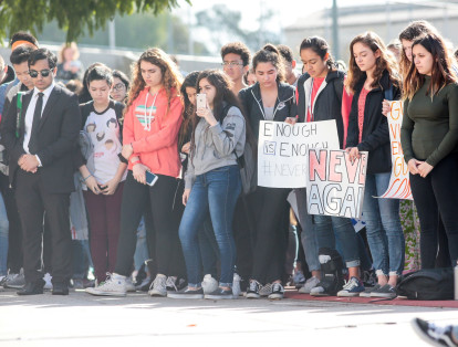 los asistentes a una marcha en La Crescenta, California, realizan un minuto de silencio por el alma de los 17 estudiantes muertos en la masacre de Florida.