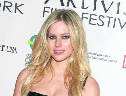 Asimismo, surgió el rumor de la supuesta muerte de la cantante Avril Lavigne alrededor de 2015. Según internet, ella fue reemplazada por una doble con la intención de ocultar el suceso.