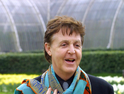 Paul McCartney está muerto. Según esta leyenda urbana, el cantante y bajista de Los Beatles murió en un accidente vehicular en el año de 1966 tras una discusión con John Lennon. Supuestamente fue reemplazado por el ganador de un concurso llamado ‘El doble de Paul McCartney’, un hombre llamado William Campbell.