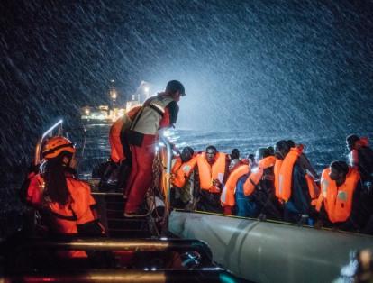 El equipo de búsqueda y rescate de MSF y SOS Mediterannee trabaja en terribles condiciones en el mar Mediterráneo mientras ayuda a un barco donde se encuentran migrantes y refugiados en peligro frente a la costa norte de Libia.