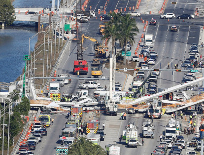 Un puente peatonal colapsó el jueves en una avenida de seis vías en Miami, Estados Unidos. Al menos seis personas murieron y ocho vehículos quedaron aplastados bajo la construcción. El puente, que unía la Universidad Internacional de Florida con un edificio de residencias estudiantiles, había sido inaugurado el sábado pasado y estaba diseñado para soportar el paso de huracanes de categoría cinco.