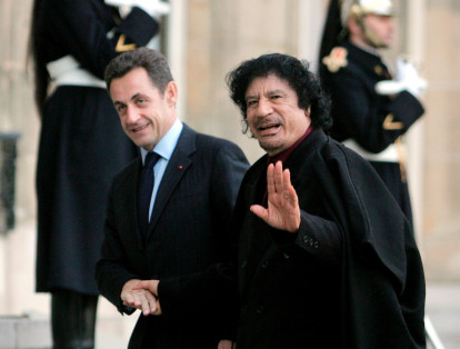 El entonces presidente francés Nicolas Sarkozy (i.) reunido con el líder libio Muamar Gadafi en 2007.