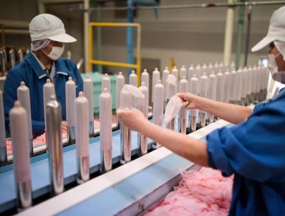 Los fabricantes de condones japoneses están acelerando los preparativos a dos años de los juegos olímpicos de Tokio-2020, una oportunidad única para mostrar la tecnología de sus condones ultrafinos. 

Fuente: Harumi Ozawa / AFP