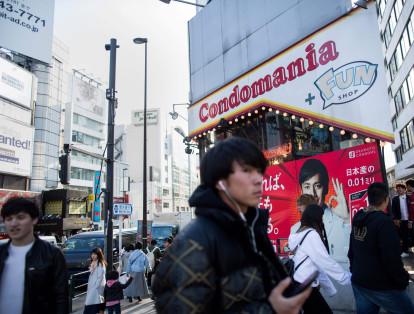 En su tienda de preservativos, Condomania, situada en el animado barrio de Harajuku à en Tokio, Koji Negishi, no tiene ninguna duda sobre el éxito de los productos japoneses en la competición deportiva, pero también entre los numerosos turistas que se espera que lleguen al país. "Los preservativos más finos que lo que se consiguen fuera de Japón son muy populares", destacó señalando que habitualmente "muchos visitantes extranjeros" acuden a comprar productos japoneses.