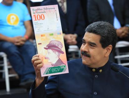 El presidente de Venezuela, Nicolás Maduro, presenta cómo se verán los nuevos billetes de bolívares, en el lanzamiento de la nueva moneda sin tres ceros