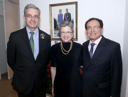 Juan Manuel Lara; la embajadora de Bélgica, Jana Zikmundova, y su esposo, Manuel Arenas.
