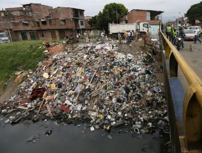 La contaminación junto a estos lugares es evidente, muchas veces allí los habitantes de calle realizan labores de selección de reciclaje.