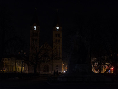 A view of the Kossuth Statue and the Roman Catholic church with its illumination switched off during the Earth Hour in Nyiregyhaza, 245 kms east of Budapest, Hungary, 24 March 2018. Earth Hour is a world-wide environmental campaign that is observed on the last Saturday of March every year, and is a global call to turn off the lights for 60 minutes to raise awareness of the danger of global climatic change. (Día, Mundial, Concienciación, Autismo, Hungría)