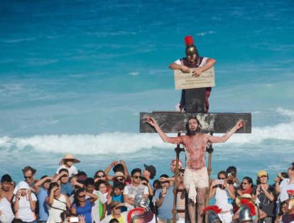 Un viacrucis paradisiaco se vive en las playas de Cancún, donde la representación de la pasión de Cristo se vive al lado de las costas de La Rivera Maya en México.