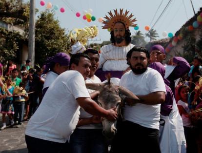 Una celebración colorida  se vive en cada Domingo de Ramos en Panchimilco, El Salvador, donde centenas de católicos se reúnen para  participar de la festividad que mezclar canticos y manifestaciones populares para conmemorar el ingreso de Jesús a Jerusalén.