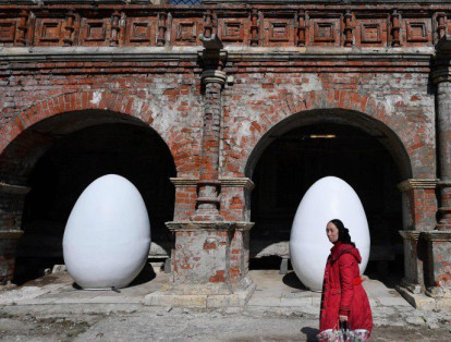 Estas decoraciones corresponden a los huevos  de pascua gigantes que instalan en el  centro de Moscú, Rusia, donde la iglesia ortodoxa celebra de formas distintas a la iglesia católica la Semana Santa.
