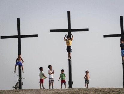 En San Fernando, al norte de Filipinas  se realiza la recreación de la crucifixión en la localidad de San Pedro Cutud. Esta recreación es real. En una ceremonia colectiva, varios penitentes son ‘clavados’ en la cruz, la tradición posee aproximadamente 3 siglos.