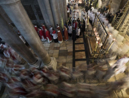 En Jerusalén los clérigos se suman a la celebración del Domingo de Ramos, esto con hojas de palma en una procesión que se realza al interior de la Iglesia del Santo Sepulcro.