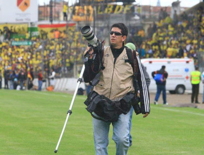 Paúl Rivas, el fotógrafo del equipo, es reconocido por retratar el problema de la desaparición de personas en Ecuador. La pasión la heredó de su padre quien también era fotógrafo.