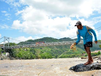 Decenas de pescadores como Luis Alberto Cárdenas, aprovechan el final de la temporada de subienda de pescando del principal río de Colombia, El Magdalena, justo en la orilla de la avenida "Pacho Mario" en Honda, Tolima.
