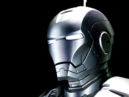 War Machine o máquina de guerra, un aliado de Iron Man. El único hombre a quien Tony Stark ha dado autorización de usar el traje de hierro. Tal vez lo recuerde como Rhodey, el coronel y amigo de Stark que es interpretado por Don Cheadle.