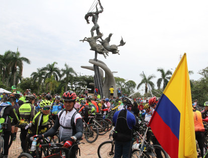 Ciclistas de Bogotá, Ibagué, Cali Pereira, Manizales y Villavicencio participaron de la travesía, la cual se realizó como apertura de las actividades del cumpleaños 178 de Villavicencio.