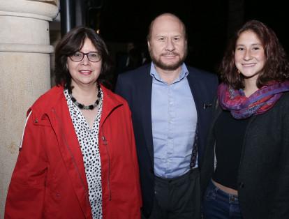 Silvia Salamanca, Alberto Sánchez y Camila Sánchez.