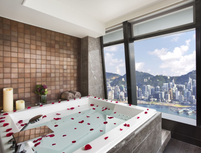 En el puerto de Victoria, el Ritz Carlton Hong Kong es el quinto edificio más alto del mundo y alberga el bar más alto del mundo. El hotel no escatima cuando de extravagancia se trata, con ventanas de piso a techo en cada habitación que se abren a vistas panorámicas de la ciudad, dos restaurantes con estrellas Michelin, sábanas de 400 hilos y almohadas de plumas. La suite Ritz-Carlton cuenta con un baño completo de mármol de casi 700 pies cuadrados, con un cabezal de ducha con efecto de lluvia tropical, una bañera de gran tamaño con vista panorámica, tocador, lavamanos doble y área de sauna separada. Olvídese del spa, con comodidades como esta nunca querrá salir de su habitación.