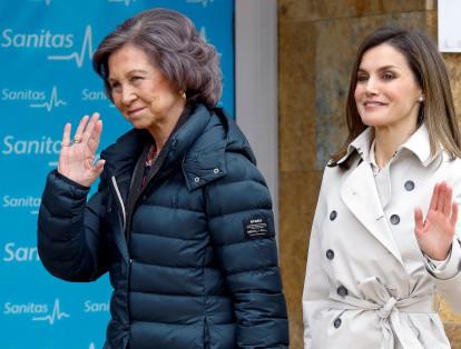 La familia real visitó al Rey emérito Juan Carlos en el hospital madrileño donde ha sido operado de forma satisfactoria para sustituirle la prótesis artificial que le fue implantada en la rodilla derecha hace siete años.