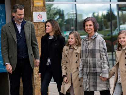 Los Reyes, con doña Sofía en medio, han posado sonrientes en la puerta del hospital ante los cámaras y fotógrafos y han saludado con la mano.