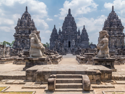 Indonesia es un país que conserva las tradiciones orientales tanto en la espiritualidad como en las formas de expresión cultural; la ciudad de Yogyakarta es el reflejo idóneo del patrimonio del país asiático. De sus atractivos turísticos, destacan el Templo Borodubur y el Templo Prambanan.