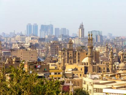 Según Forbes, El Cairo, capital de Egipto, es una ciudad que refleja las fascinantes dicotomías entre la sociedad antigua y las nuevas dinámicas contemporáneas. Uno de sus mayores atractivos es el Museo Egipcio, reconocido por ser el ‘hogar histórico’ más grande del mundo.