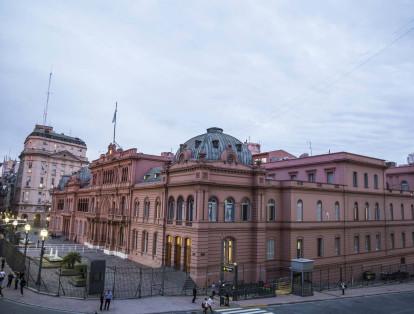 La sede del poder ejecutivo en Argentina se llama Casa Rosada. Se encuentra ubicado en el barrio Monserrat de Buenos Aires, frente a la Plaza de Mayo. Se declaró monumento nacional en el año 1942.