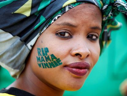 Miles de personas se concentraron este miércoles en un estadio de Johannesburgo para despedirse de la política y activista Winnie Madikizela-Mandela, segunda esposa del expresidente sudafricano Nelson Mandela, en una gran ceremonia solemne en su memoria.
