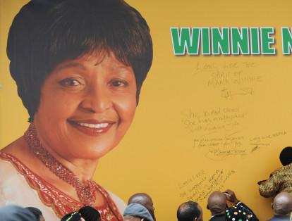 Después de que Nelson Mandela fue condenado a prisión, en 1964, Winnie Mandela emprendió una campaña por su liberación y se convirtió en una de las principales activistas contra el apartheid durante este periodo.
