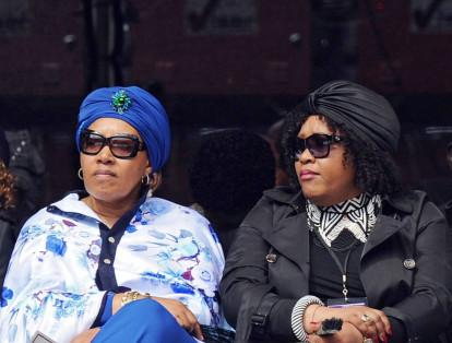 Las hijas de Winnie y Nelson Mandela, Zanani (i.) y Zindzi, participaron de la conmemoración.