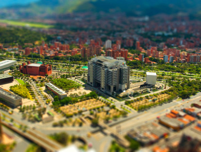 El atractivo del edifico Inteligente de EPM, en Medellín, consiste en su alto grado de automatización, su novedoso y funcional diseño arquitectónico y su auditorio, el cual cuenta con la forma de gigantesco cubo.