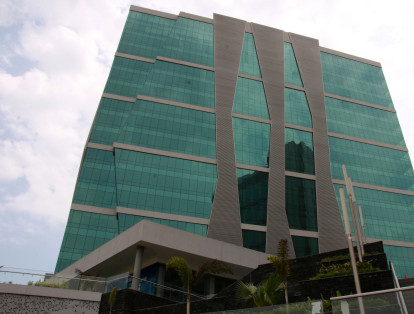 El Centro Empresarial Buenavista es un complejo de dos torres de oficinas moderno, ubicado en la zona norte de la ciudad de Barranquilla. El edificio cuenta con puertas de acceso con sensores automáticos, escaleras eléctricas, ascensores amplios que funcionan mediante activación con tarjetas y un tablero digital. La iluminación funciona a través de sensores.