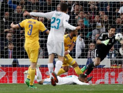 El día miércoles, el Real Madrid clasificó a las semifinales de la Champions League de manera agónica: al minuto 90 del partido en el Santiago Bernabéu, la serie pintaba para prórroga, pues el Real en la ida había ganado 3-0, y lo propio hizo la Juve en el partido de vuelta –resultado total: 3 a 3-. Sin embargo, una jugada en el área bianconera entre Benatia de Juventus y Lucas Vázquez del Real Madrid, derivó en un penal que convirtió en gol, y clasificación, Cristiano Ronaldo.