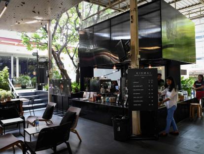 El creador de esta cafetería, Veeranut Rojanaprapa, niega buscar solo el lucro, en una ciudad donde hay ya una oferta muy variada y peculiar, con locales donde el cliente puede disfrazarse de sirena o de unicornio.