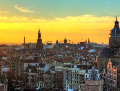 Ámsterdam, la capital de Holanda, cuenta con características importantes en la lista como la libertad personal, con puntuación 10 sobre 10, la simpatía LGBTI, puntuación 9.9 sobre 10, y la vida festiva con 9.7 sobre 10. Así como Londres, la ciudad holandesa falla en el precio de las viviendas, con una puntuación de 0.6 sobre 10.