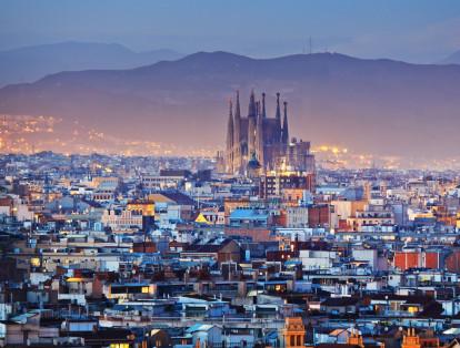 Barcelona, una de las ciudades más atractivas del mundo, sobresale en la lista por la vida festiva, puntuación de 9.6 sobre 10, tolerancia a la inmigración, 8.8 sobre 10, y vida nocturna con 8.4 sobre 10. En empleo puntúa 2.9 sobre 10 y 3.5 sobre 10 en el precio de la vivienda; bajando su puesto en la lista.