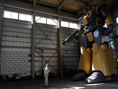 El robot mide 28 pies de alto y cada uno de sus piernas pesa más de siete toneladas. Contiene una cabina con monitores y palancas para darle al piloto la posibilidad de controlar las extremidades del robot.