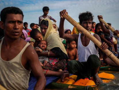 Los refugiados rohinyás cruzan el río Naf con una balsa improvisada para llegar a Bangladesh en Teknaf, Bangladesh.