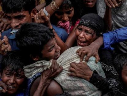 Los refugiados rohinyás luchan por la ayuda en un campamento en Cox's Bazar, Bangladesh.