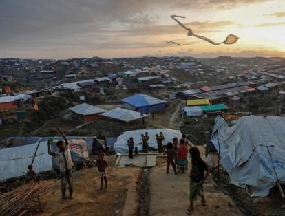 Niños refugiados rohinyás vuelan cometas improvisadas en el campo de refugiados de Kutupalong cerca de Cox's Bazar, Bangladesh.