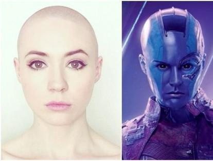 Karen Gillan interpreta a ‘Nébula’, la media hermana de Gamora, una de las protagonistas de Guardianes de La Galaxia.  Para el papel, además de un largo tiempo en sala de maquillaje, tuvo que raparse la cabeza.
